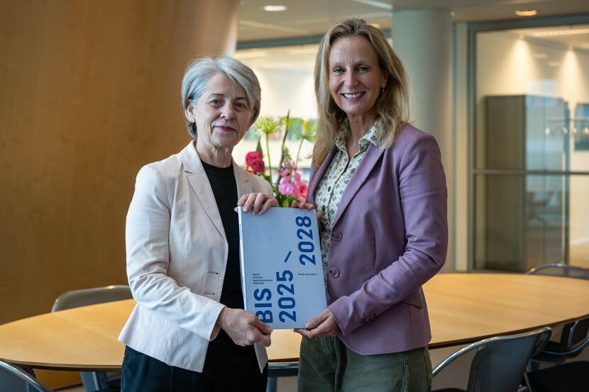 Overhandiging bis-advies 2025-2028 door Kristel Baele (voorzitter Raad voor Cultuur) aan Barbera Wolfensberger (directeur-generaal Cultuur en Media)